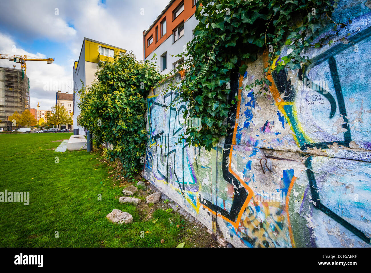 Graffiti auf Reste der Berliner Mauer in Berlin, Deutschland. Stockfoto