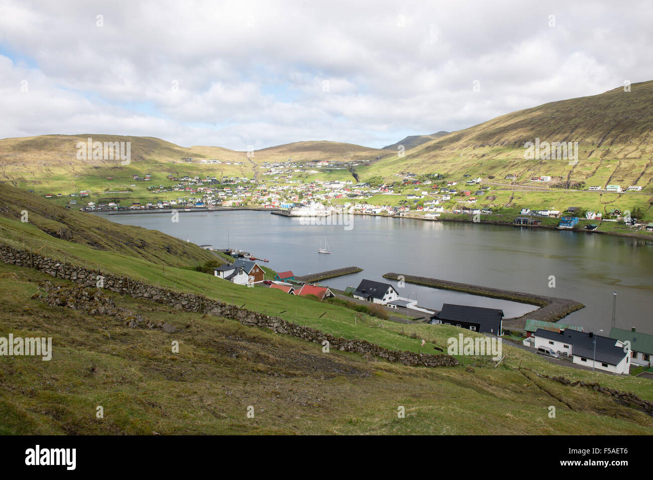 Panorama-Landschaft auf den Färöer Inseln mit Vestmanna Stockfoto