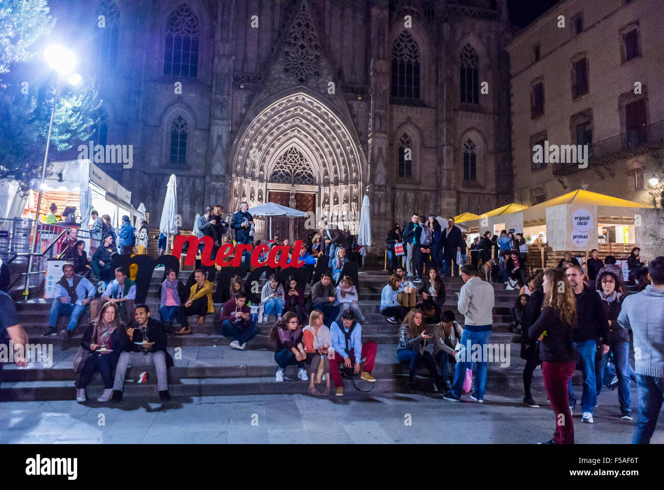 Barcelona, Spanien, Menschen auf Spanisch Food Festival, "Mercat de Mercats", "Barri Gotic" Nachbarschaft, Menschenmenge am Dom, Nacht-Straßenszene Stockfoto