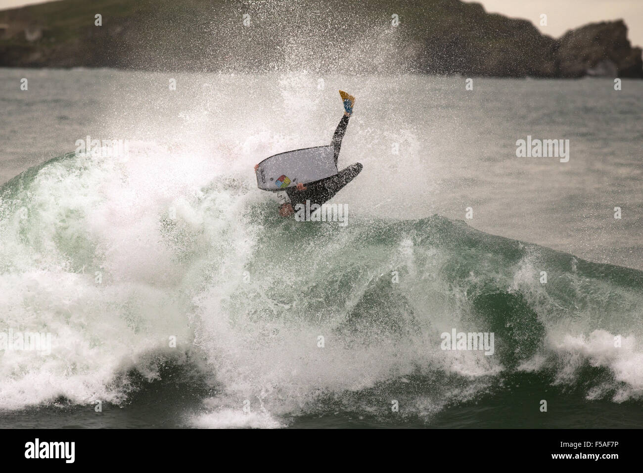 Ein Bodyboarder ist mit der Spitze einer Welle in die Luft geschleudert. Stockfoto