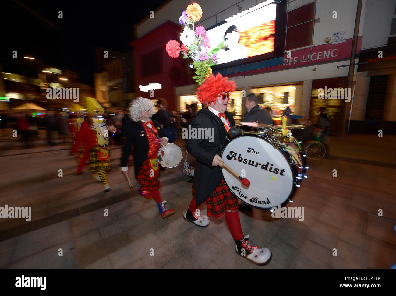 Londonderry, Nordirland. 31. Oktober 2015. Menschen in Halloween-Kostüme gekleidet in Londonderry (Derry). Derry beherbergt die größte Halloween Straßenkarneval in Europa einige 40.000 Nachtschwärmer zieht. Die Stadt wurde vor kurzem die Halloween-Destination Nummer eine in der Welt in USA Today Zeitung Umfrage gewählt. Bildnachweis: George Sweeney / Alamy Live News Stockfoto