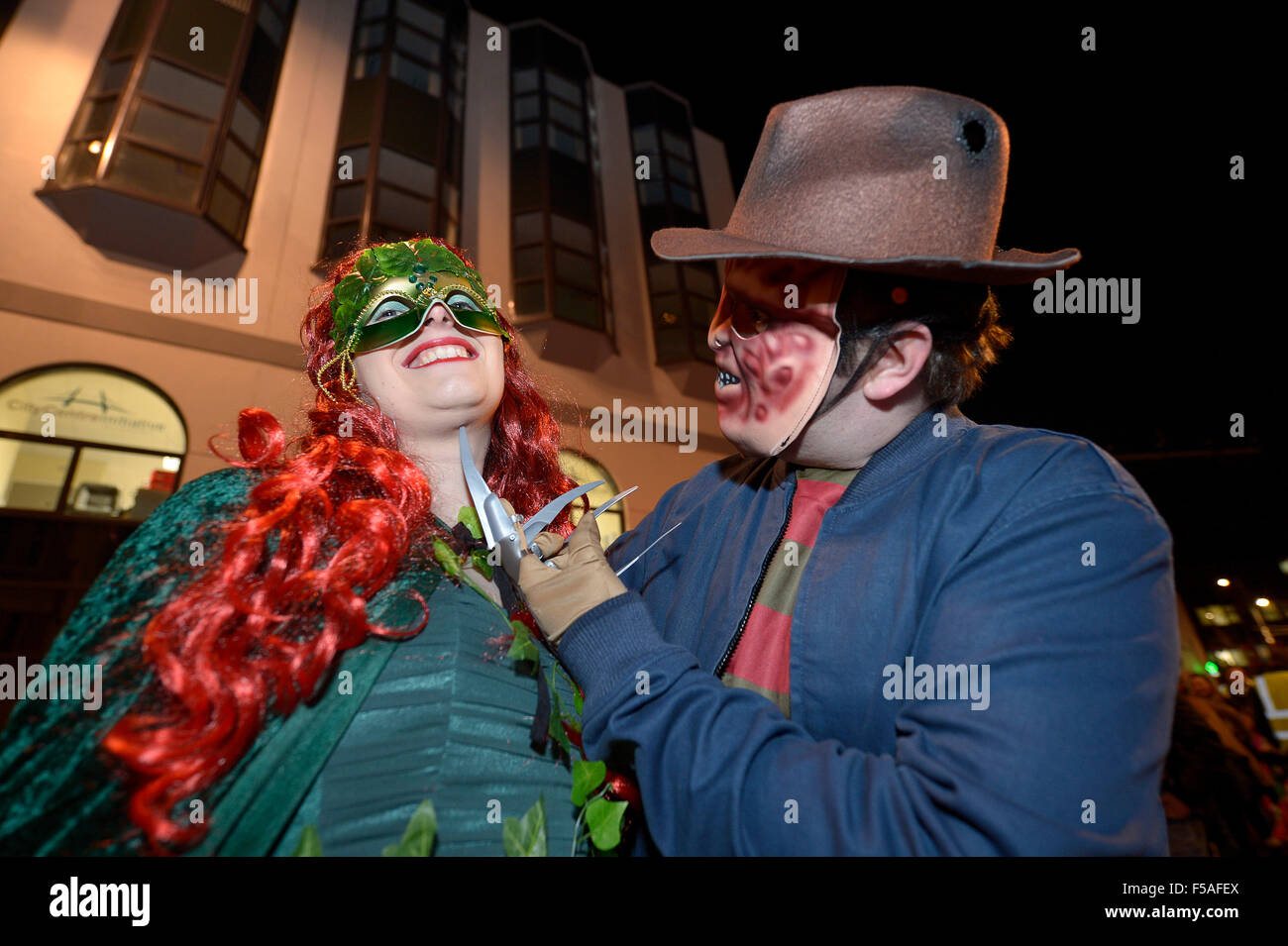 Londonderry, Nordirland. 31. Oktober 2015. Menschen in Halloween-Kostüme gekleidet in Londonderry (Derry). Derry beherbergt die größte Halloween Straßenkarneval in Europa einige 40.000 Nachtschwärmer zieht. Die Stadt wurde vor kurzem die Halloween-Destination Nummer eine in der Welt in USA Today Zeitung Umfrage gewählt. Bildnachweis: George Sweeney / Alamy Live News Stockfoto