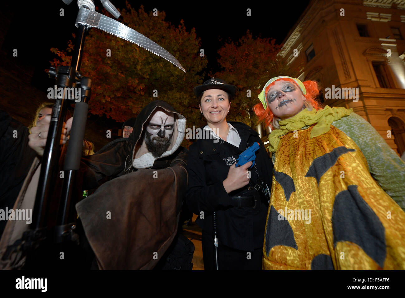 Londonderry, Nordirland. 31. Oktober 2015. Menschen in Halloween-Kostüme gekleidet in Londonderry (Derry). Derry beherbergt die größte Halloween Straßenkarneval in Europa einige 40.000 Nachtschwärmer zieht. Die Stadt wurde vor kurzem die Halloween-Destination Nummer eine in der Welt in USA Today Zeitung Umfrage gewählt. Bildnachweis: George Sweeney / Alamy Live News Stockfoto