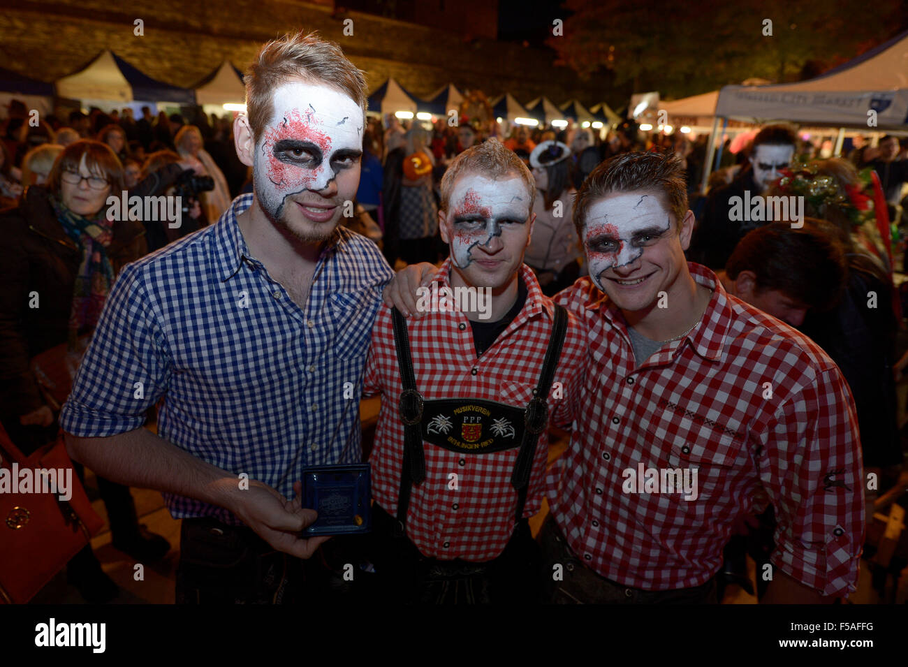 Londonderry, Nordirland. 31. Oktober 2015. Menschen in Halloween-Kostüme gekleidet in Londonderry (Derry). Derry beherbergt die größte Halloween Straßenkarneval in Europa einige 40.000 Nachtschwärmer zieht. Die Stadt wurde vor kurzem die Halloween-Destination Nummer eine in der Welt in USA Today Zeitung Umfrage gewählt. Bildnachweis: George Sweeney / Alamy Live News Stockfoto