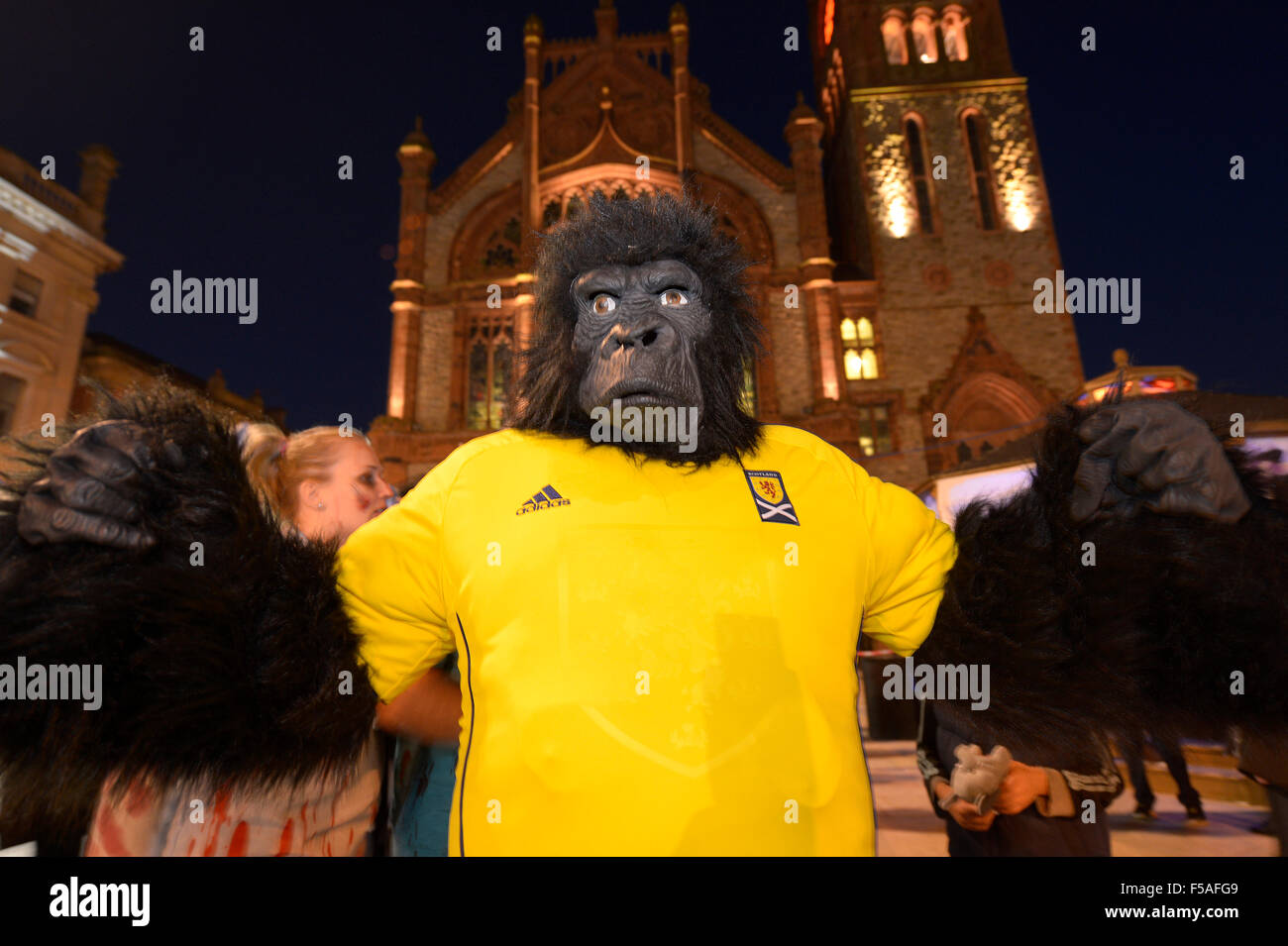 Londonderry, Nordirland. 31. Oktober 2015. Menschen in Halloween-Kostüme gekleidet in Londonderry (Derry). Derry beherbergt die größte Halloween Straßenkarneval in Europa einige 40.000 Nachtschwärmer zieht. Die Stadt wurde vor kurzem die Halloween-Destination Nummer eine in der Welt in USA Today Zeitung Umfrage gewählt. Bildnachweis: George Sweeney / Alamy Live News Stockfoto