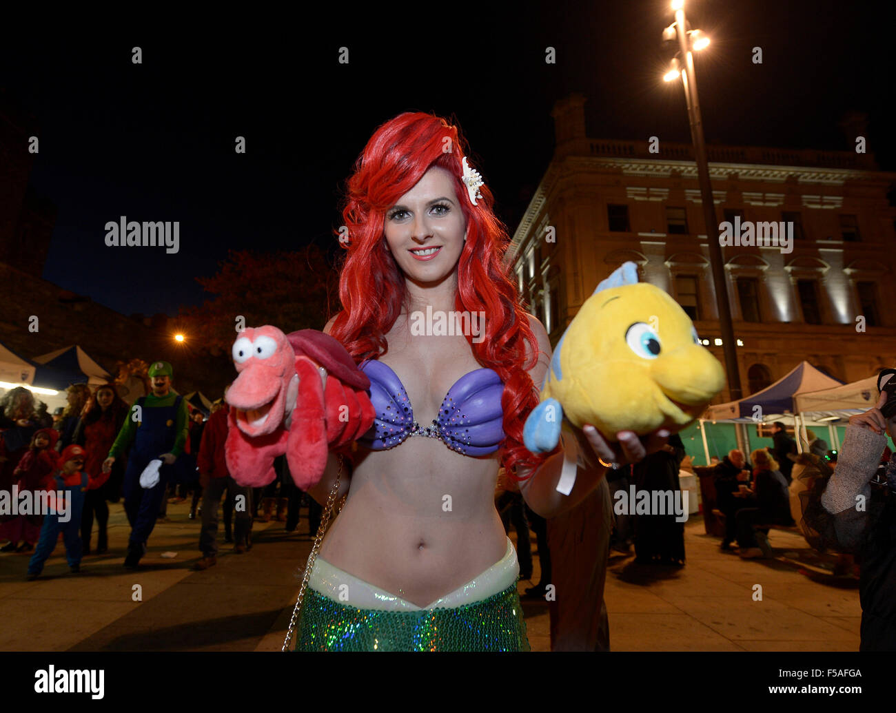 Londonderry, Nordirland. 31. Oktober 2015. Menschen in Halloween-Kostüme gekleidet in Londonderry (Derry). Derry beherbergt die größte Halloween Straßenkarneval in Europa einige 40.000 Nachtschwärmer zieht. Die Stadt wurde vor kurzem die Halloween-Destination Nummer eine in der Welt in USA Today Zeitung Umfrage gewählt. Bildnachweis: George Sweeney / Alamy Live News Stockfoto