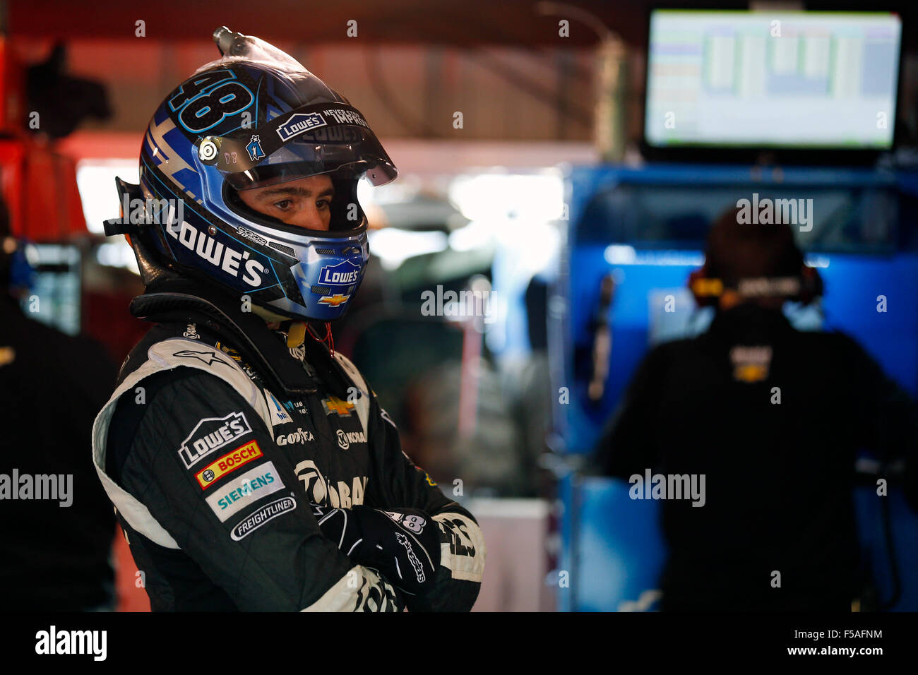 Martinsville, VA, USA. 31. Oktober 2015.  Jimmie Johnson (48) wartet zum Üben für die Goody Kopfschmerzen Linderung Schuss 500 auf dem Martinsville Speedway in Martinsville, VA. Bildnachweis: Csm/Alamy Live-Nachrichten Stockfoto