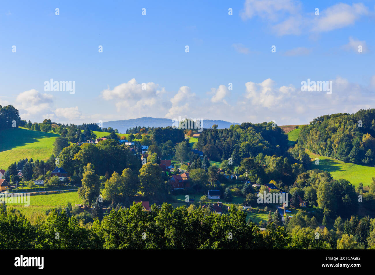 Sonnenuntergang über der Landschaft von sanften Hügeln und Sonnenstrahlen piercing Himmel und Beleuchtung Hang Stockfoto