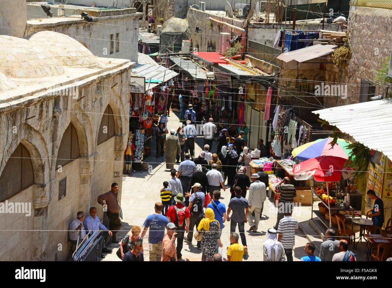 Touristen und Einheimische in der Altstadt, Jerusalem, Israel Stockfoto