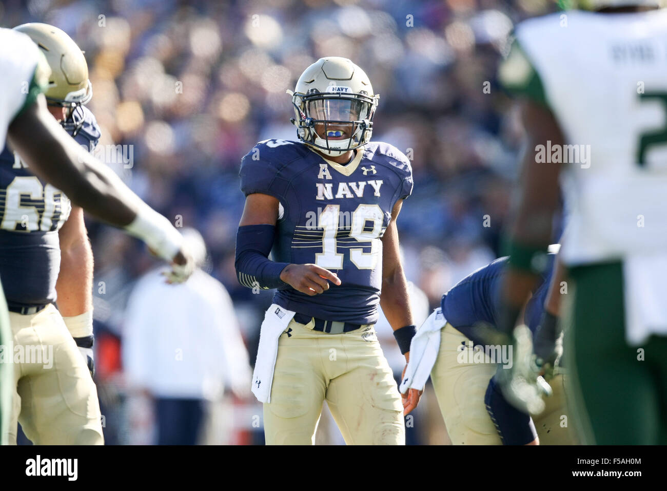 Annapolis, MD, USA. 31. Oktober 2015. Navy Midshipmen quarterback Keenan Reynolds #19 in Aktion während der zweiten Hälfte des NCAA Football-Spiel zwischen der Navy Midshipmen und der South Florida Bulls bei Navy Marine Corps Memorial Stadium in Annapolis MD. Kenia Allen/CSM/Alamy Live-Nachrichten Stockfoto