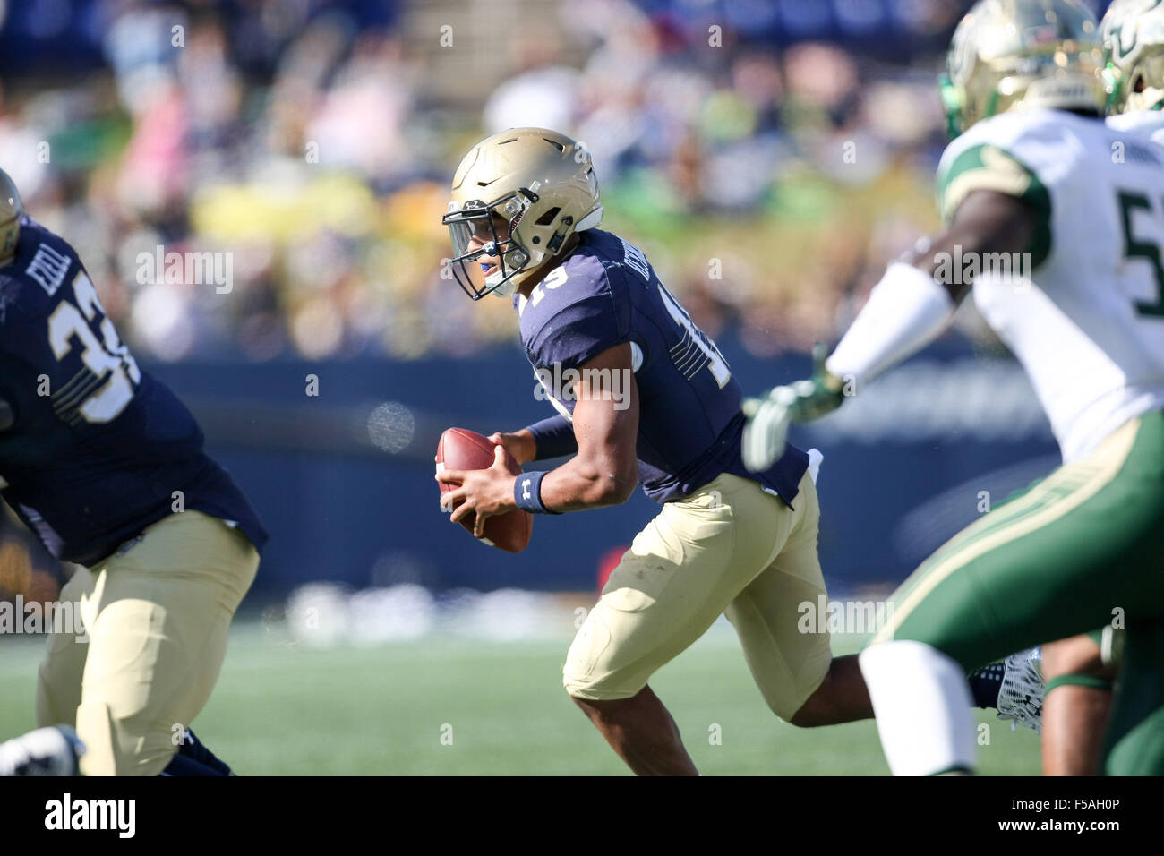 Annapolis, MD, USA. 31. Oktober 2015. Navy Midshipmen Quarterback Keenan Reynolds #19 läuft der Option in der zweiten Hälfte der NCAA Football-Spiel zwischen der Navy Midshipmen und der South Florida Bulls bei Navy Marine Corps Memorial Stadium in Annapolis MD. Kenia Allen/CSM/Alamy Live-Nachrichten Stockfoto