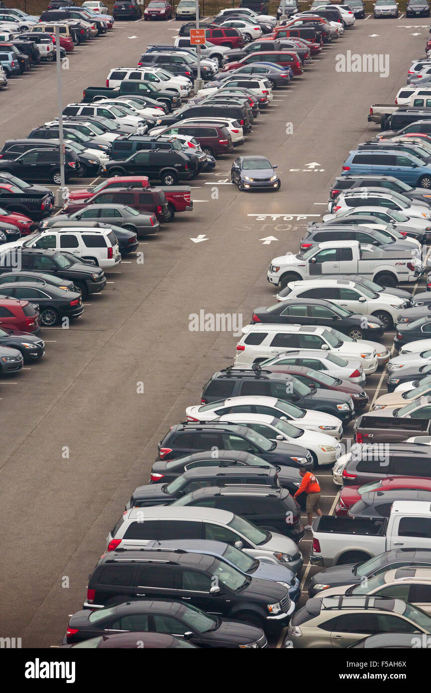 Cleveland, Ohio - fährt ein Auto einen Parkplatz um Cleveland Hopkins International Airport. Stockfoto