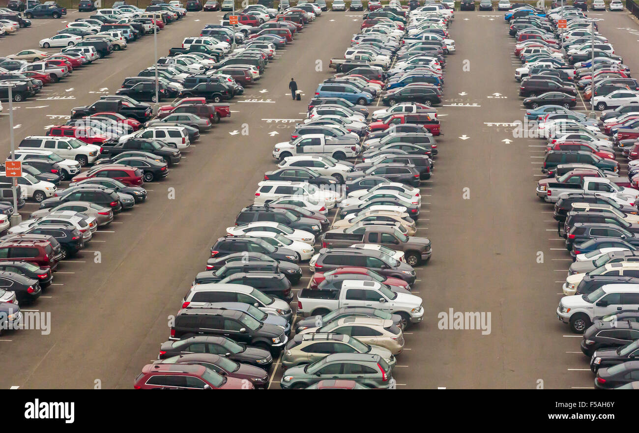 Cleveland, Ohio - sucht ein Mann für sein Auto auf einem Parkplatz am Cleveland Hopkins International Airport. Stockfoto