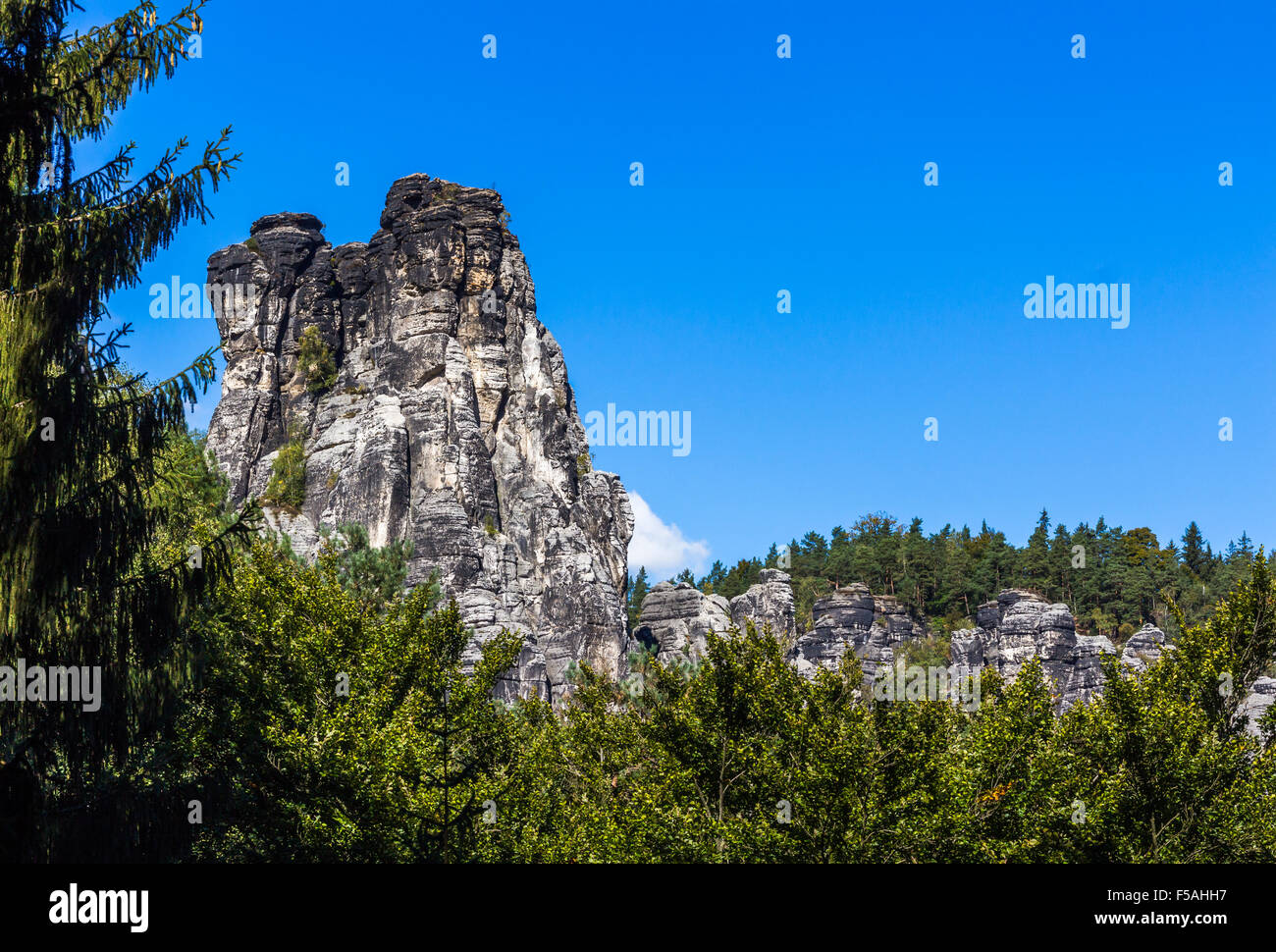 Panorama mit typischen Rock Zinnen an Bastei in Rathen, Sächsische Schweiz Stockfoto