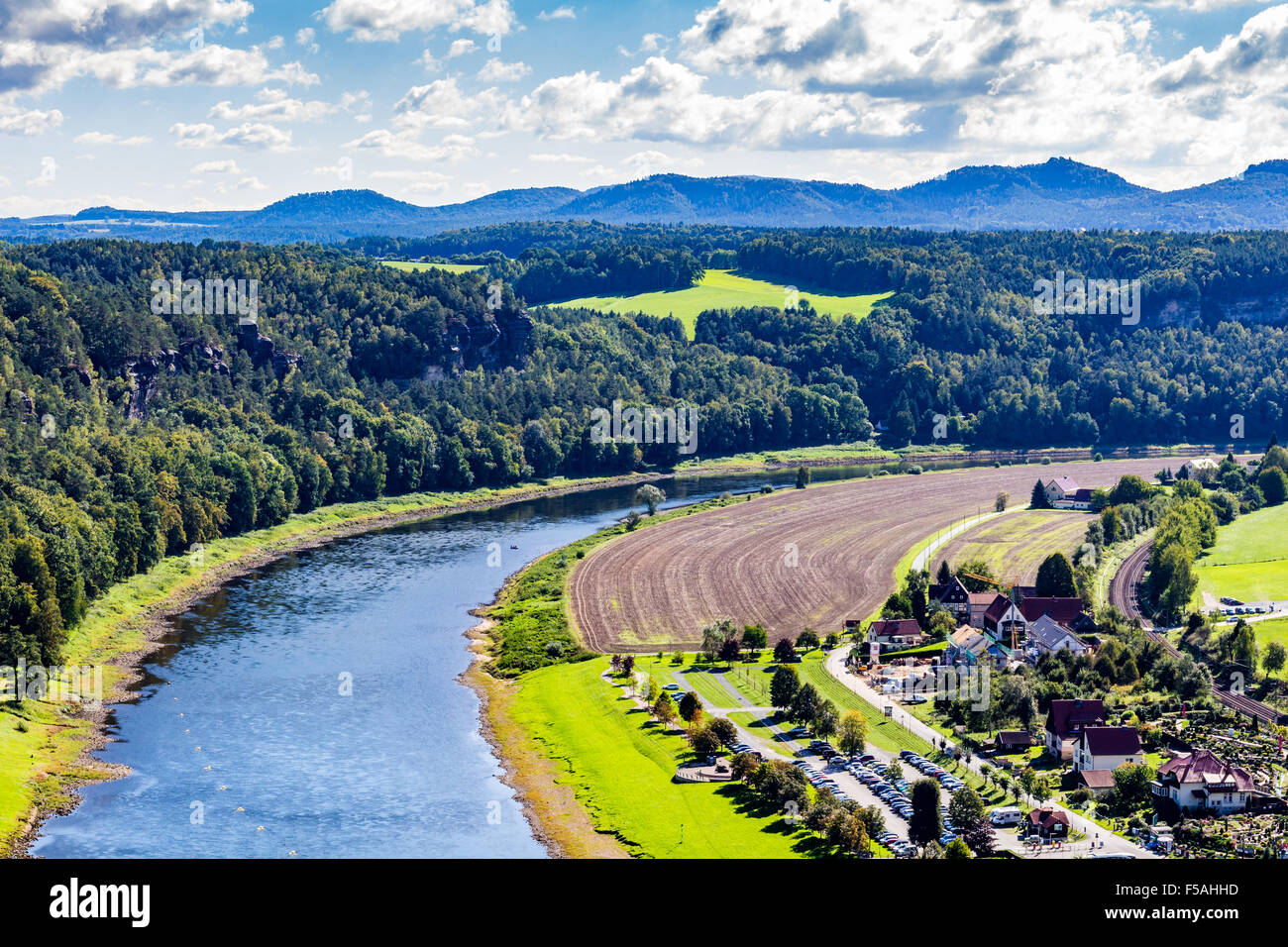 Blick aus Sicht der Bastei in der sächsischen Schweiz Deutschland auf die Stadt und den Fluss Elbe an einem sonnigen Tag im Herbst Stockfoto