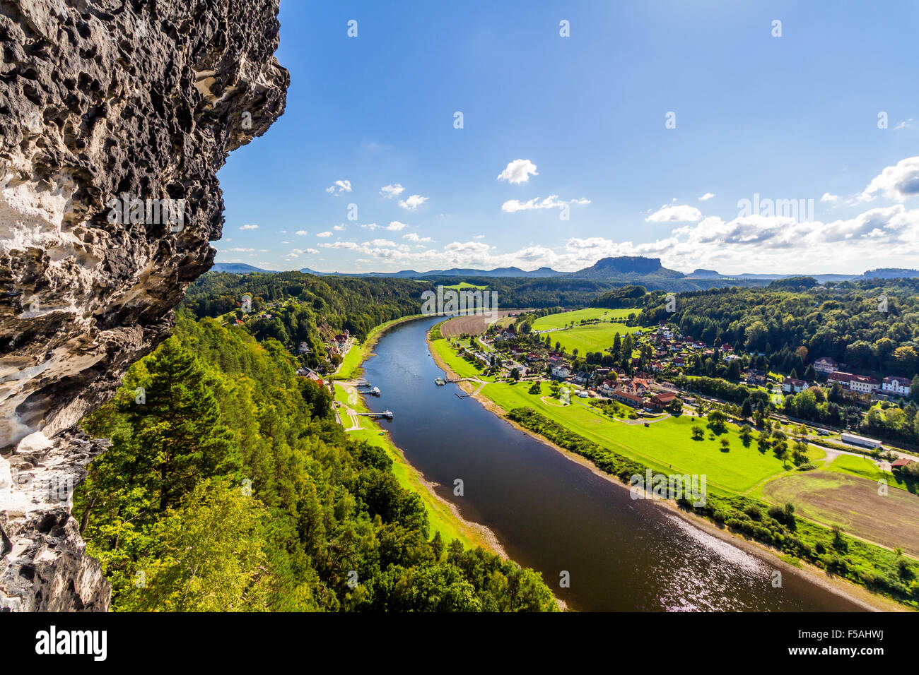 Blick aus Sicht der Bastei in der sächsischen Schweiz Deutschland auf die Stadt und den Fluss Elbe an einem sonnigen Tag im Herbst Stockfoto