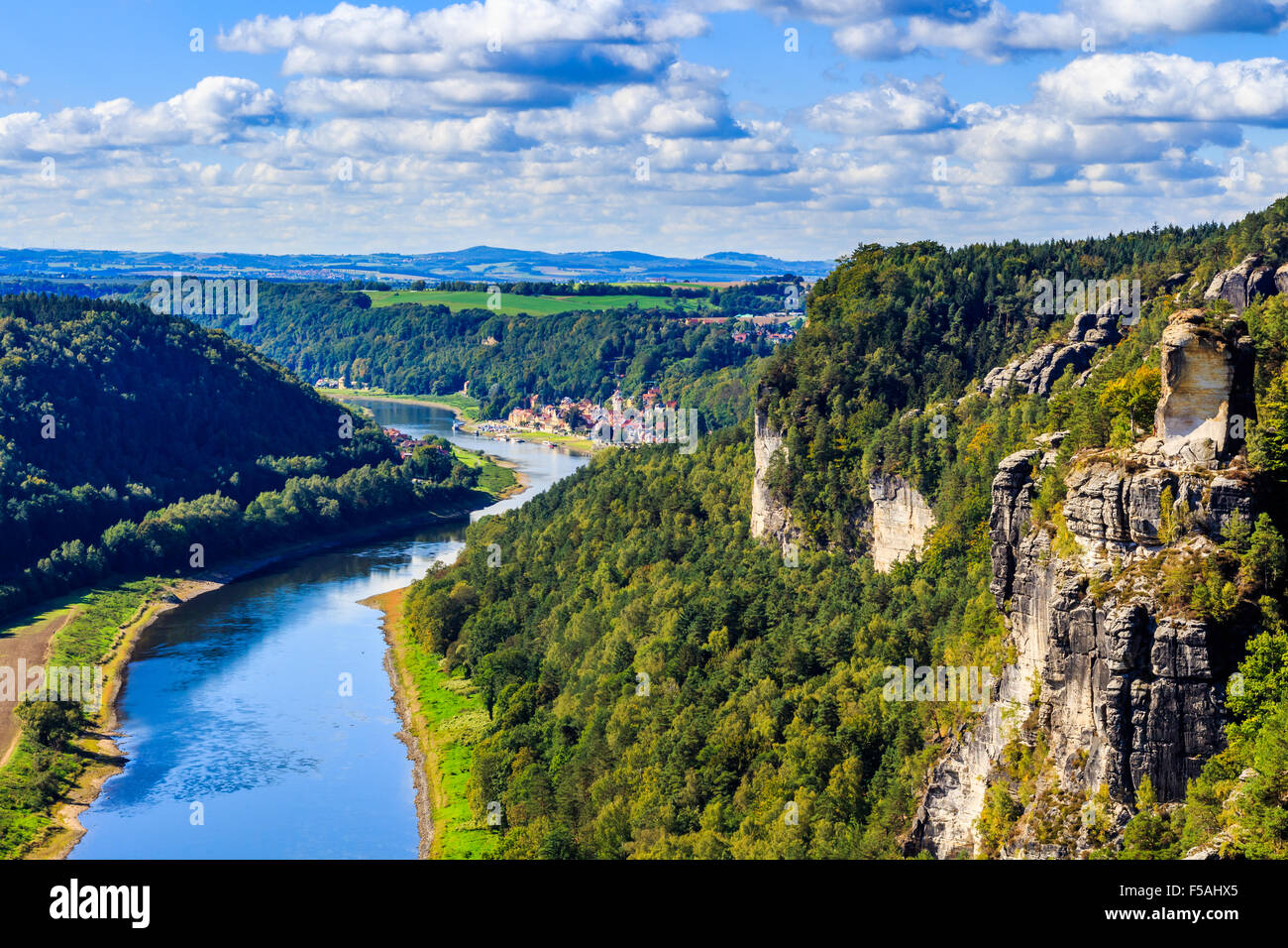 Blick aus Sicht der Bastei in der sächsischen Schweiz Deutschland auf die Stadt und den Fluss Elbe an einem sonnigen Tag im Herbst Stockfoto