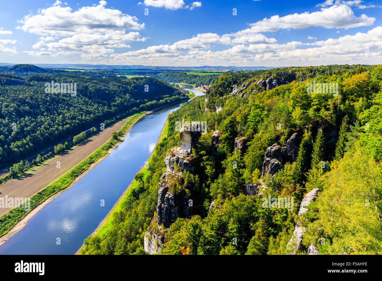 Blick aus Sicht der Bastei in der sächsischen Schweiz Deutschland auf die Stadt und den Fluss Elbe an einem sonnigen Tag im Herbst Stockfoto