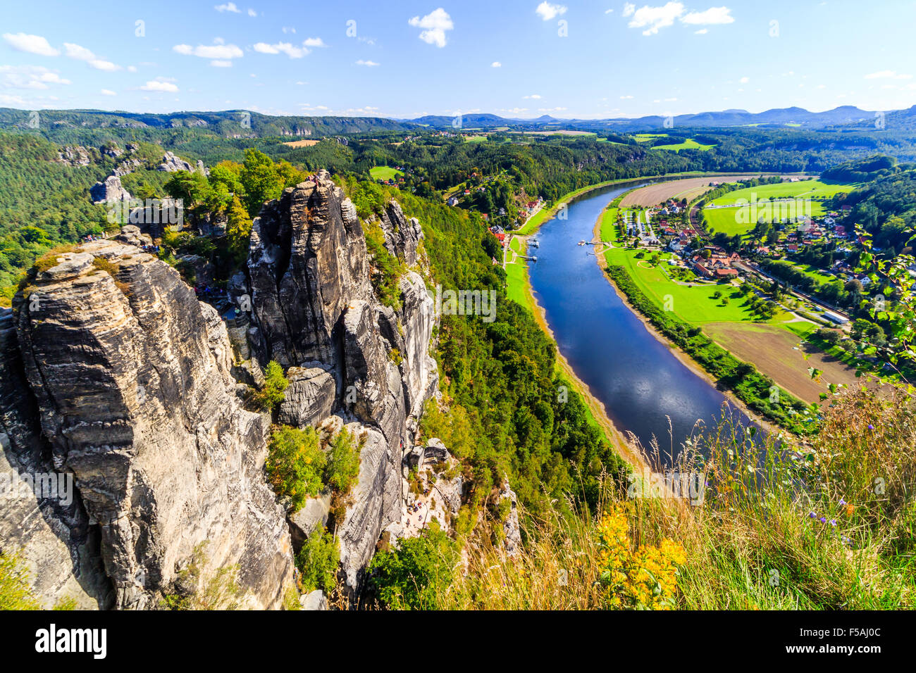 Blick aus Sicht der Bastei in der sächsischen Schweiz Deutschland auf die Stadt und den Fluss Elbe an einem sonnigen Tag im Herbst Stockfoto