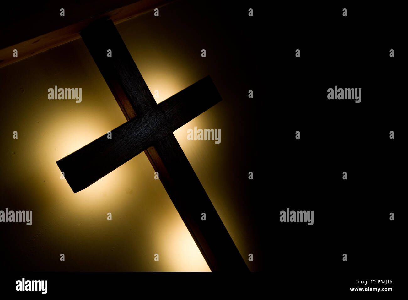 Kreuz mit Licht von hinten. Ideal für Kirchen Stockfoto Kreuz mit Licht von hinten. Ideal für Kirchen Stockfoto