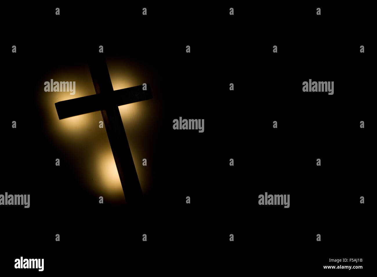 Kreuz mit Licht von hinten. Ideal für Kirchen Stockfoto Kreuz mit Licht von hinten. Ideal für Kirchen Stockfoto