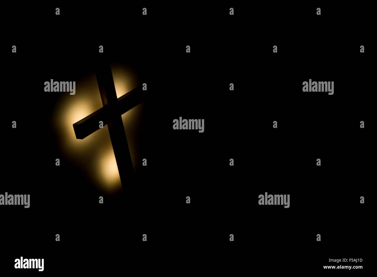Kreuz mit Licht von hinten. Ideal für Kirchen Stockfoto Kreuz mit Licht von hinten. Ideal für Kirchen Stockfoto