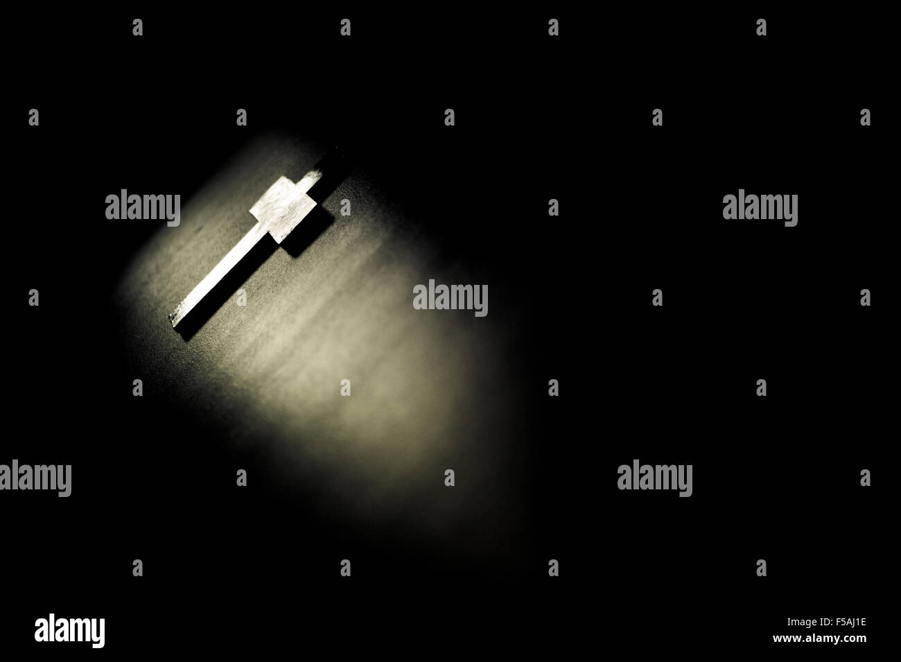 Kreuz mit Licht von hinten. Ideal für Kirchen Stockfoto Kreuz mit Licht von hinten. Ideal für Kirchen Stockfoto