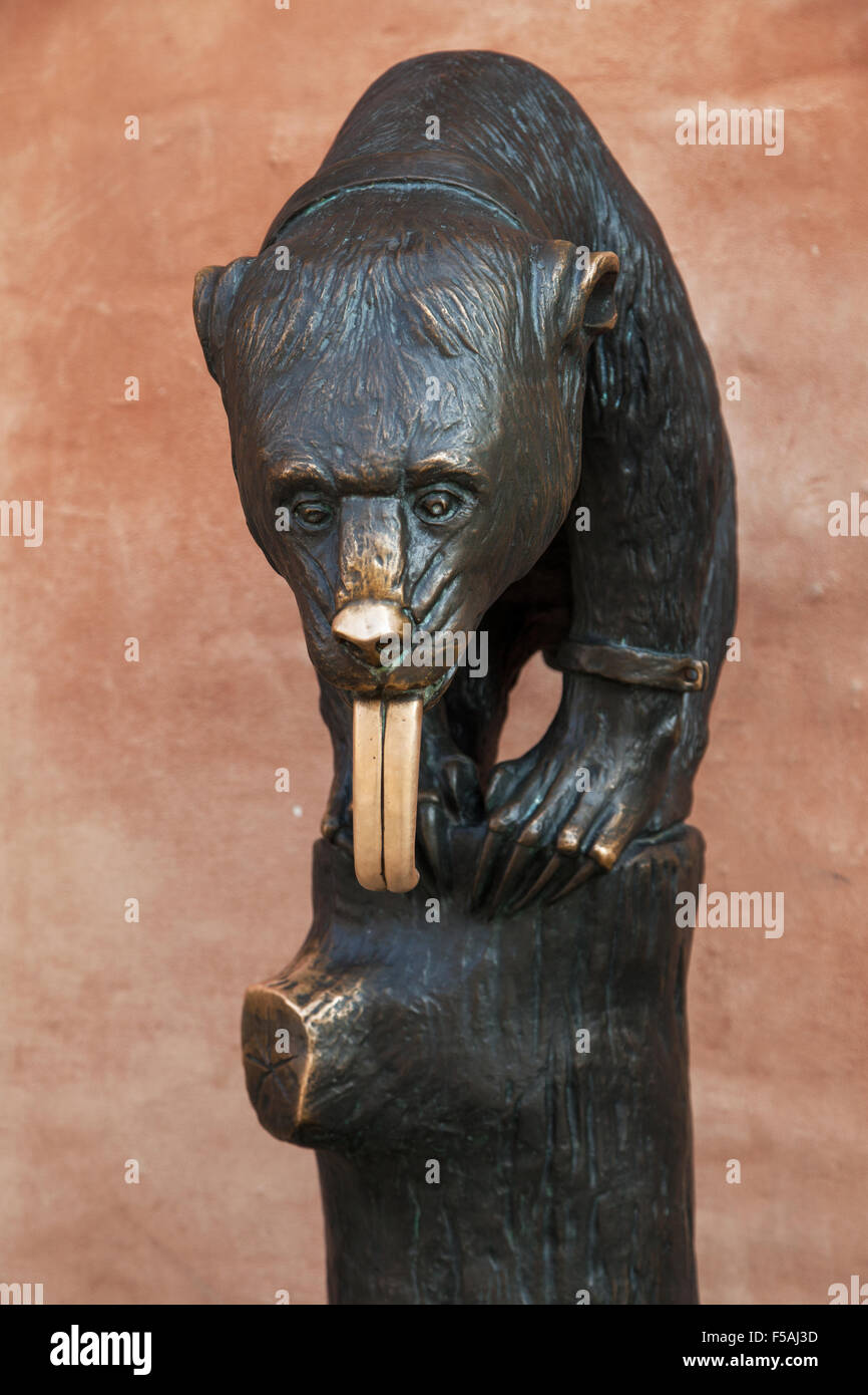 Bronze Brunnen Darstellung einer asiatischen Schwarzbären Stand auf einem Baumstamm am Main Markt Platz in Wroclaw/Breslau, Polen. Stockfoto