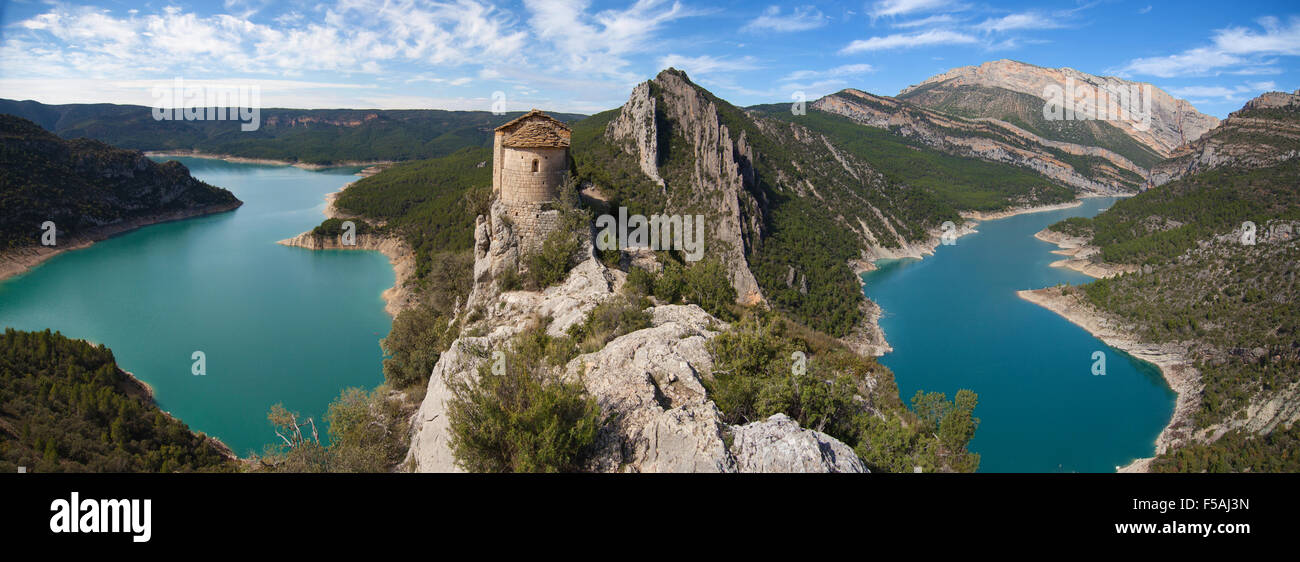 Einsiedelei von La Pertusa über der Canelles Stausee La Noguera, Lleida, Katalonien. Stockfoto