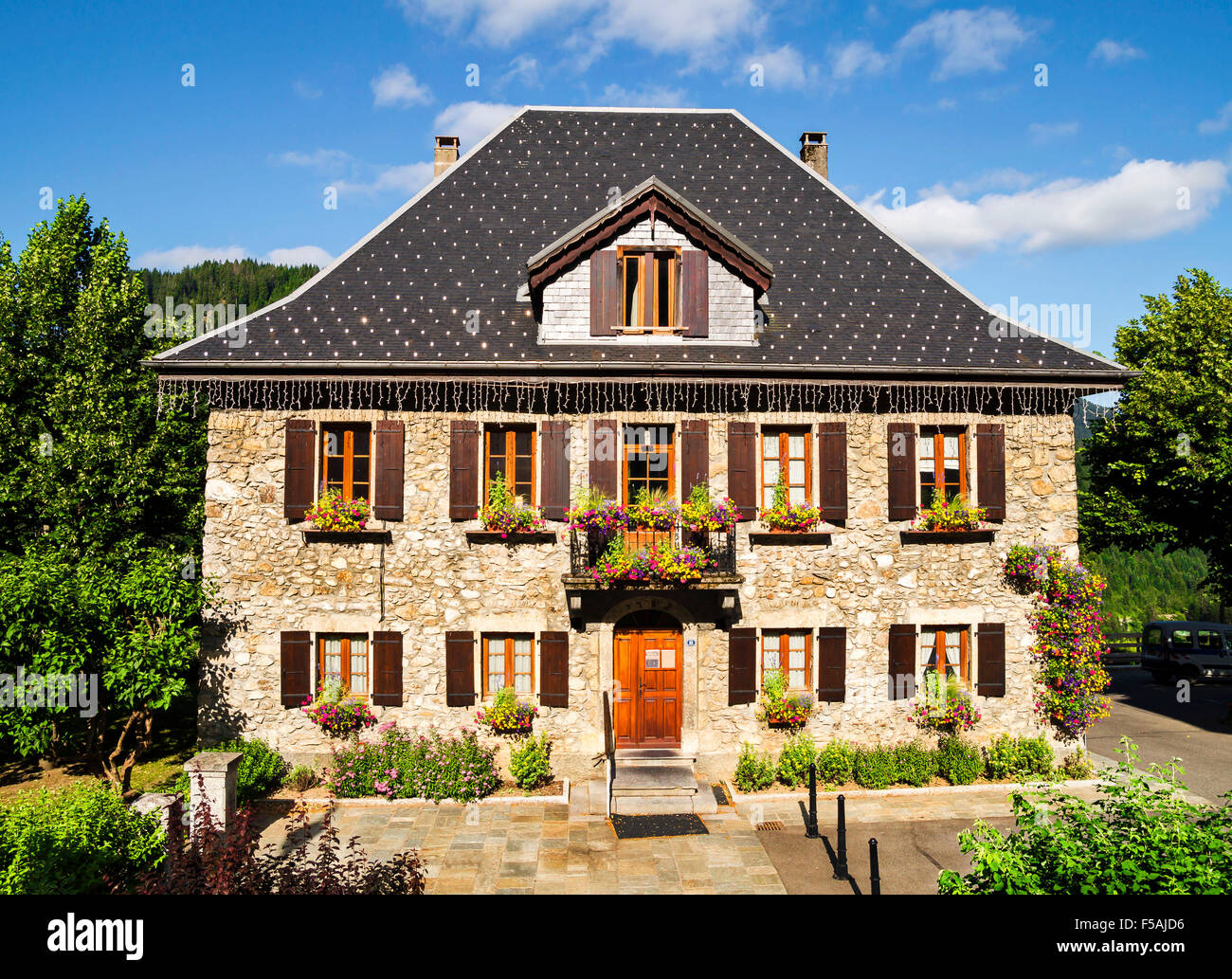 Traditionelle französische Haus mit Blumen und Holzfenster Stockfoto