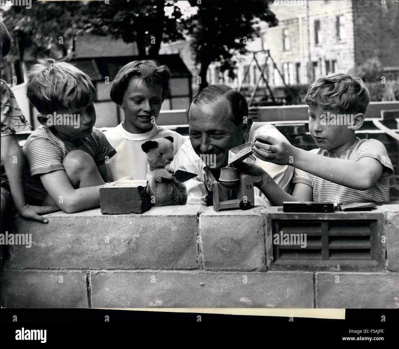 1968 - '' Sooty'' hilft bauen Harry Corbetts Neubau: eine neue Erweiterung zum Corbett Haus am Guiseley gebaut wird. In alles wie gewohnt, legen rußigen muss Hanf Ziegel. Harry Corbett kam die Idee für eine neue Episode der rußigen zusehen Fortschritte mit Peter Corbett, 71/2, Jennifer Ward und David Corbett, 101/2. Schon hat er seine '' Sooty-Größe '' Betonmischer Schubkarre und überflutet mit Korrespondenz Garret, die Handwerker hatte nie mehr bestellen. Und es war vor knapp drei Jahren, dass Harry Corbett, dann ein Elektriker kaufte eine Handpuppe am Strand von Blackpool. Er bezahlt 7 / 6d für Stockfoto