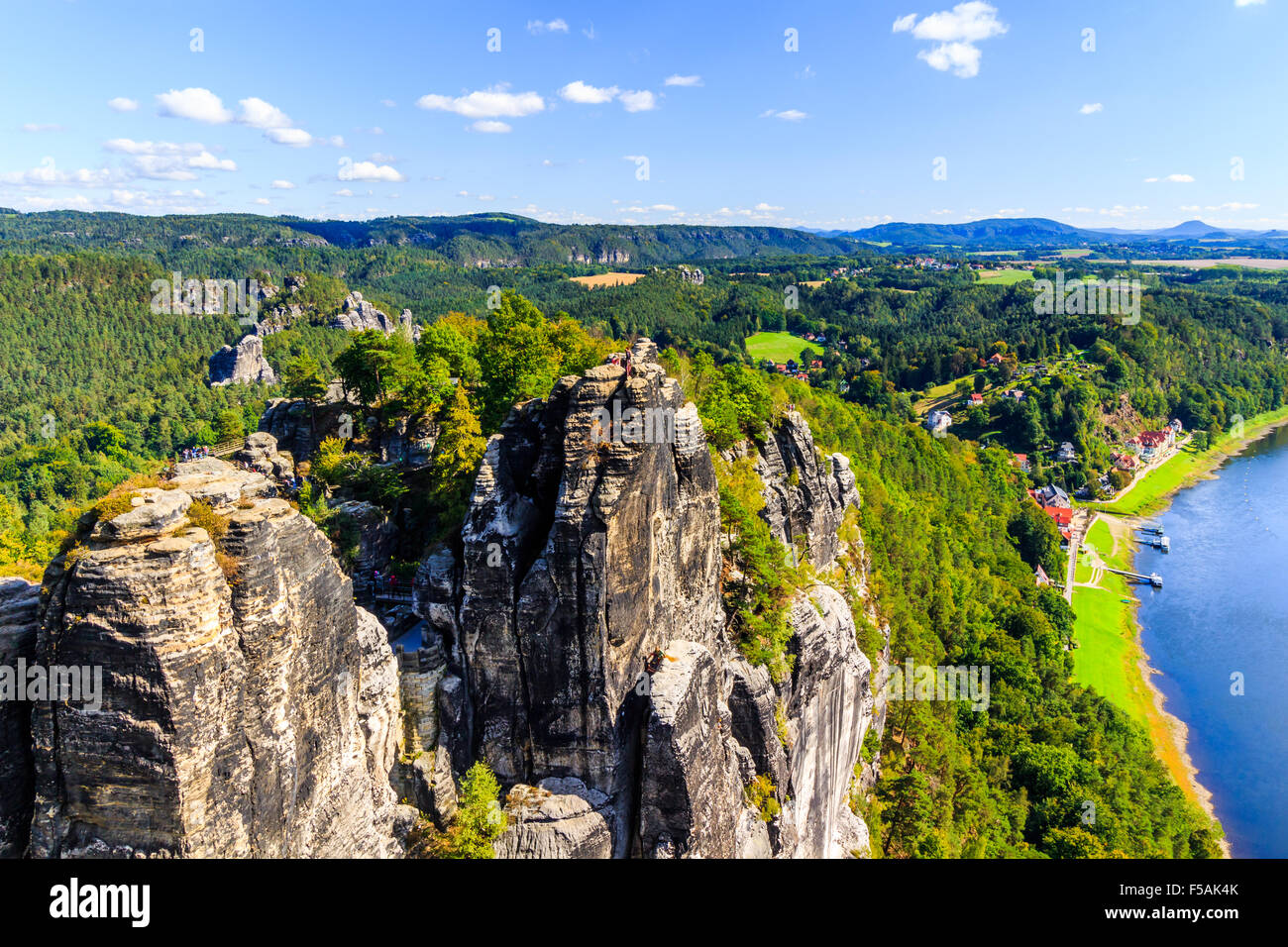 Blick aus Sicht der Bastei in der sächsischen Schweiz Deutschland auf die Stadt und den Fluss Elbe an einem sonnigen Tag im Herbst Stockfoto