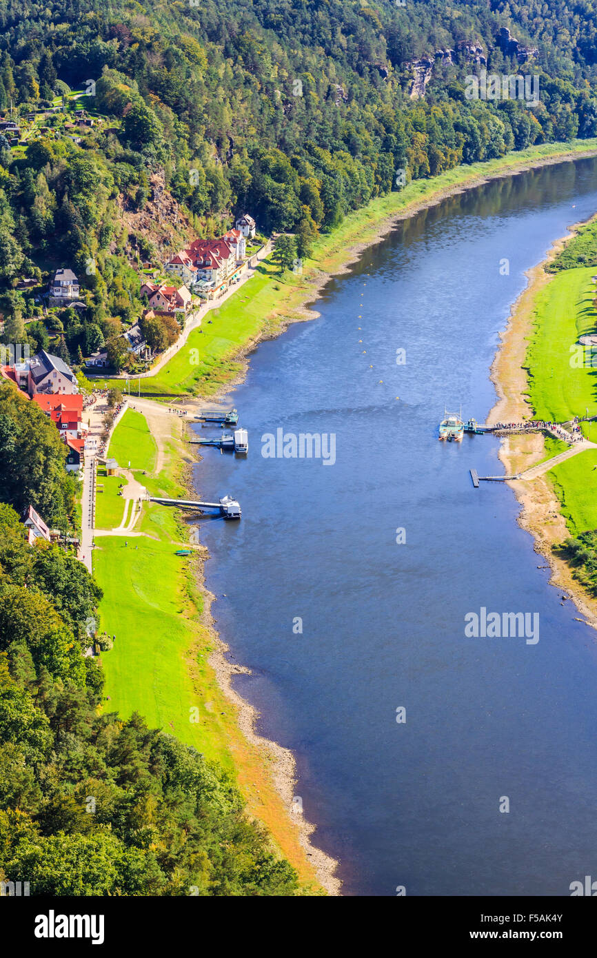 Blick aus Sicht der Bastei in der sächsischen Schweiz Deutschland auf die Stadt und den Fluss Elbe an einem sonnigen Tag im Herbst Stockfoto