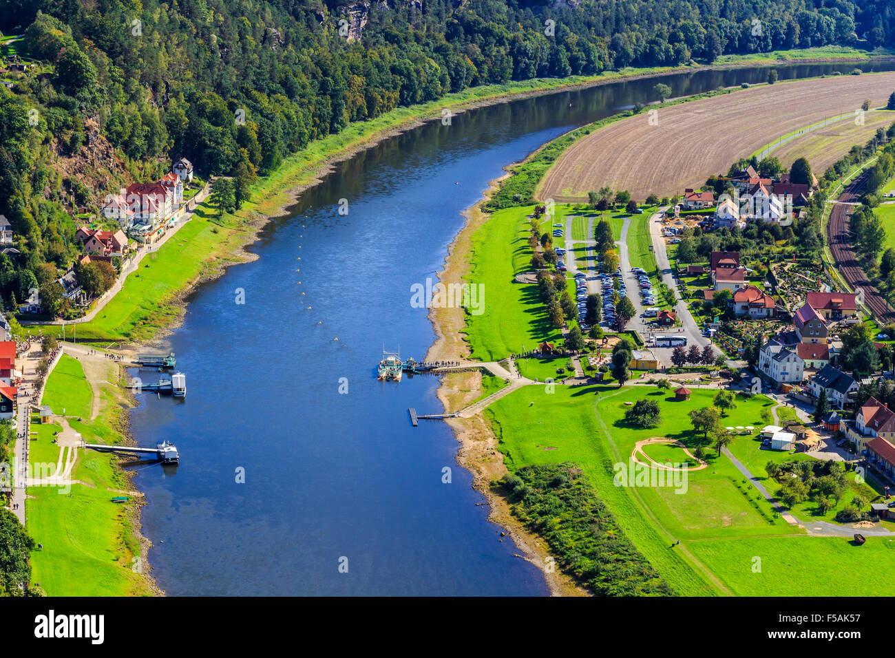 Blick aus Sicht der Bastei in der sächsischen Schweiz Deutschland auf die Stadt und den Fluss Elbe an einem sonnigen Tag im Herbst Stockfoto