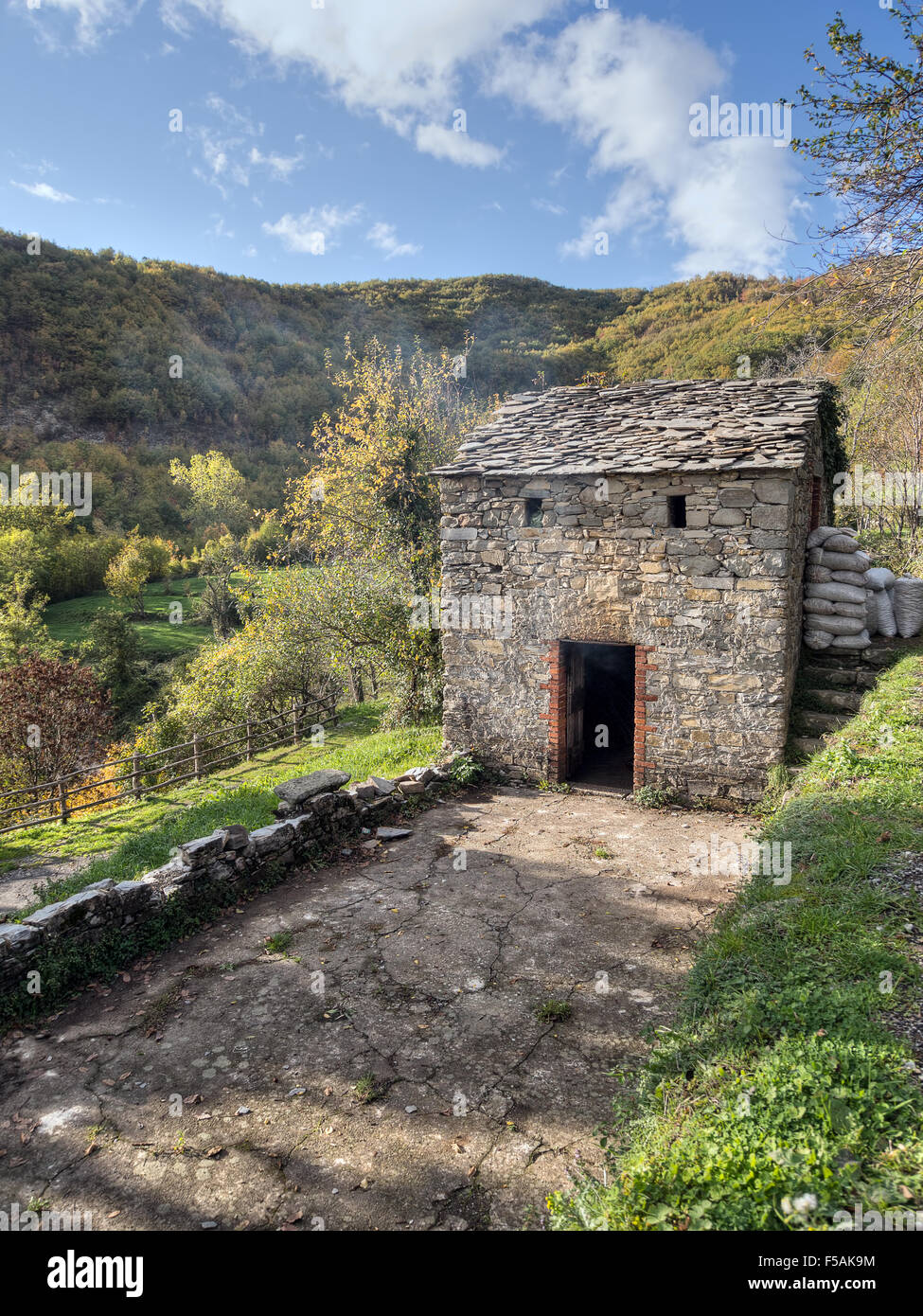 Trocknen Haus für Kastanien, Italien. Siehe Beschreibung für mehr Informationen. Landleben. Stockfoto