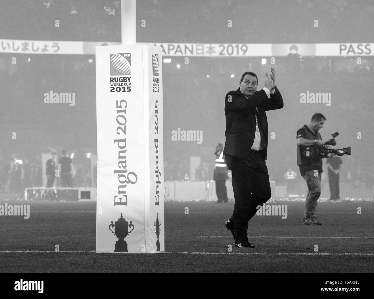 Twickenham, London, UK. 31. Oktober 2015. Rugby World Cup-Finale. Neuseeland gegen Australien. New Zealand Head Coach Steve Hansen erkennt das Publikum Credit: Action Plus Sport/Alamy Live News Stockfoto