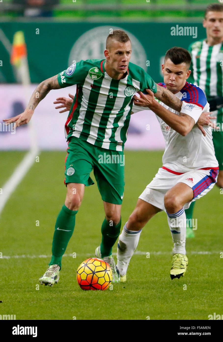 Budapest, Ungarn. 31. Oktober 2015. Duell zwischen Roland Varga von Ferencvaros (l) und Szilveszter Hangya von Vasas während Ferencvaros vs. Vasas OTP Bank Liga Fußballspiel in Groupama Arena. Bildnachweis: Laszlo Szirtesi/Alamy Live-Nachrichten Stockfoto