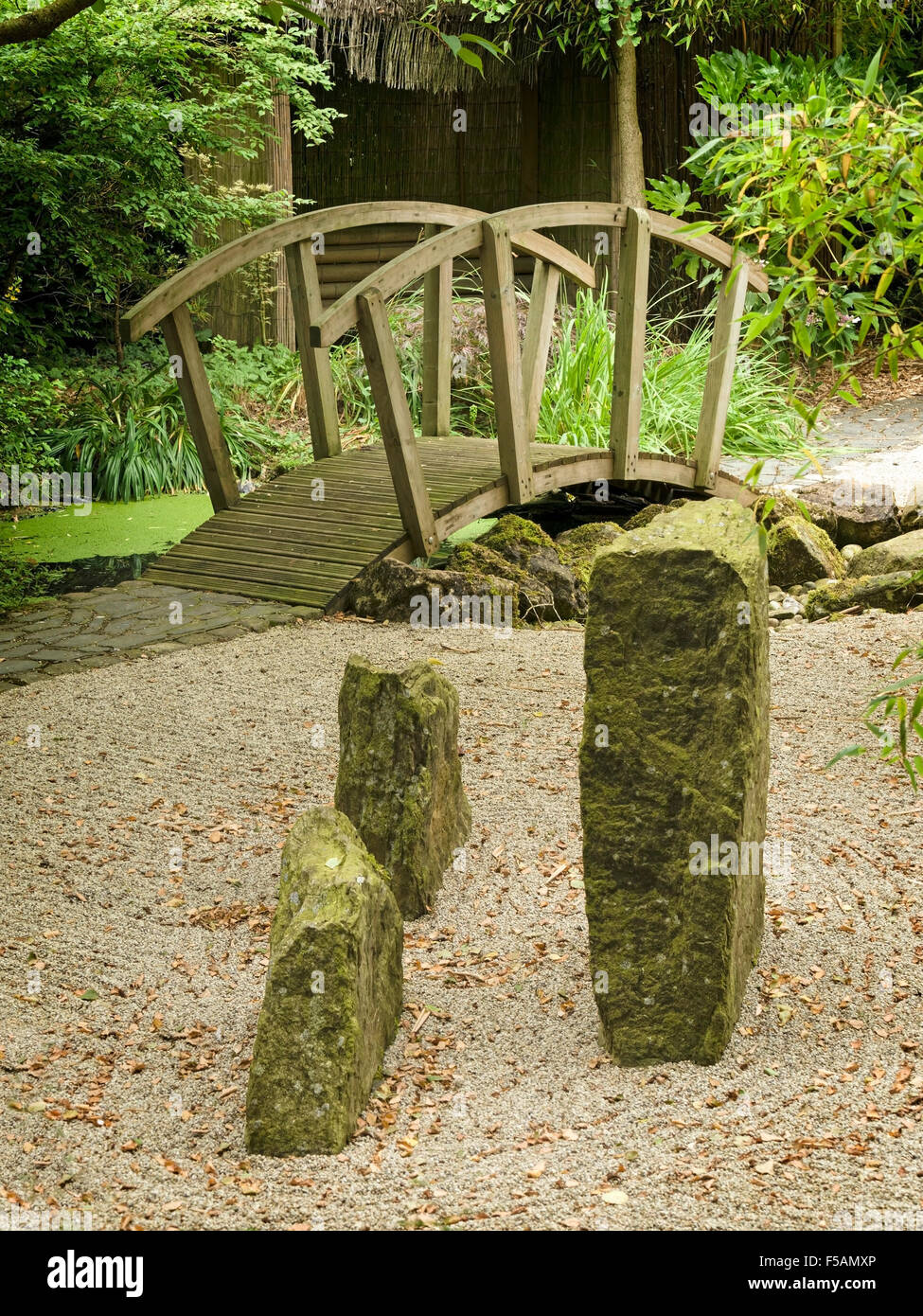 Japanische Zen Stil Garten mit reich verzierten Holzbrücke, Barnsdale Gärten, Rutland, England, UK. Stockfoto