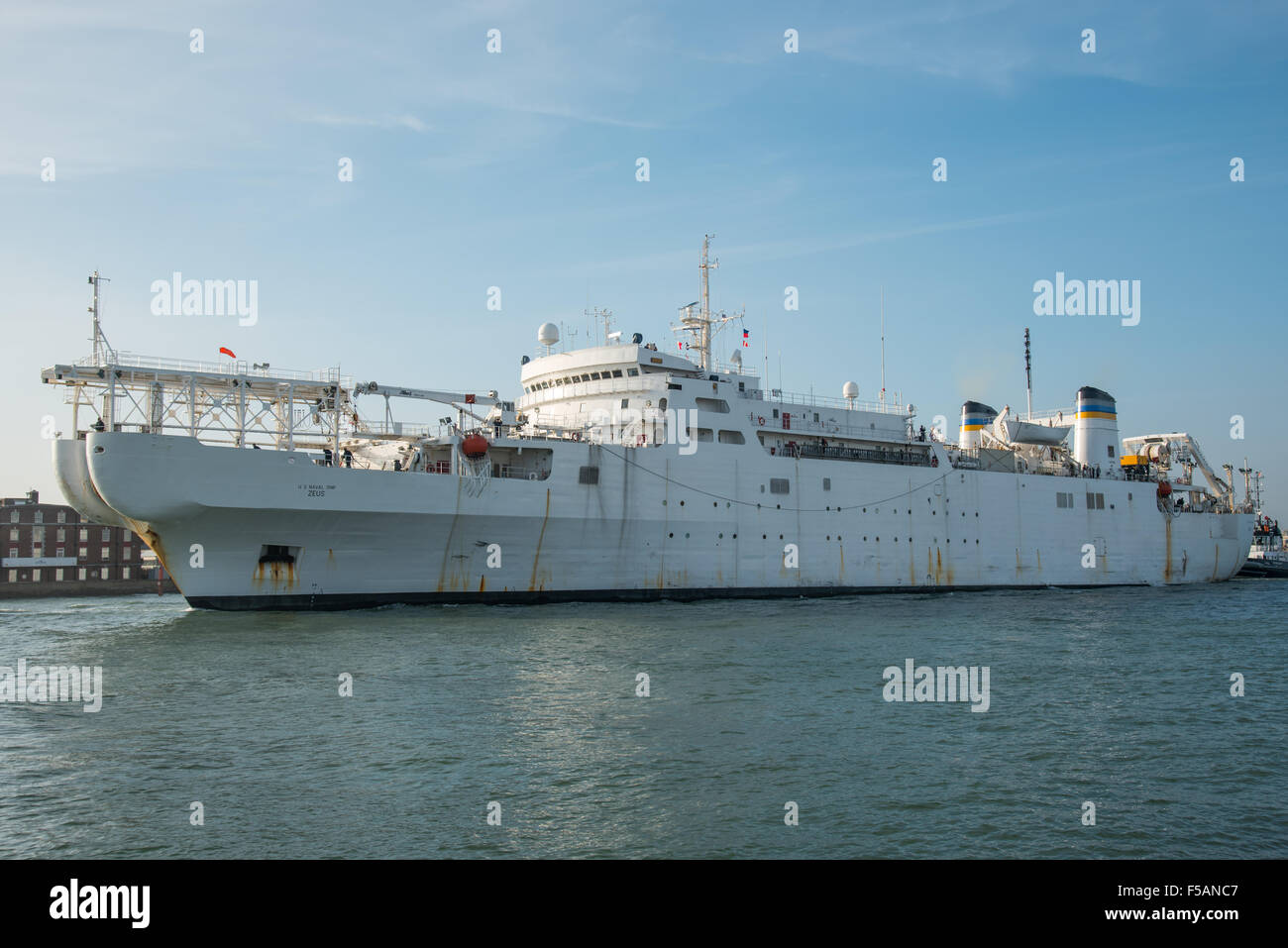 US Naval Ship Zeus (T-ARC-7) eine Verlegung und Reparatur Schiff, Portsmouth, UK, die auf den 31. Oktober 2015. Stockfoto