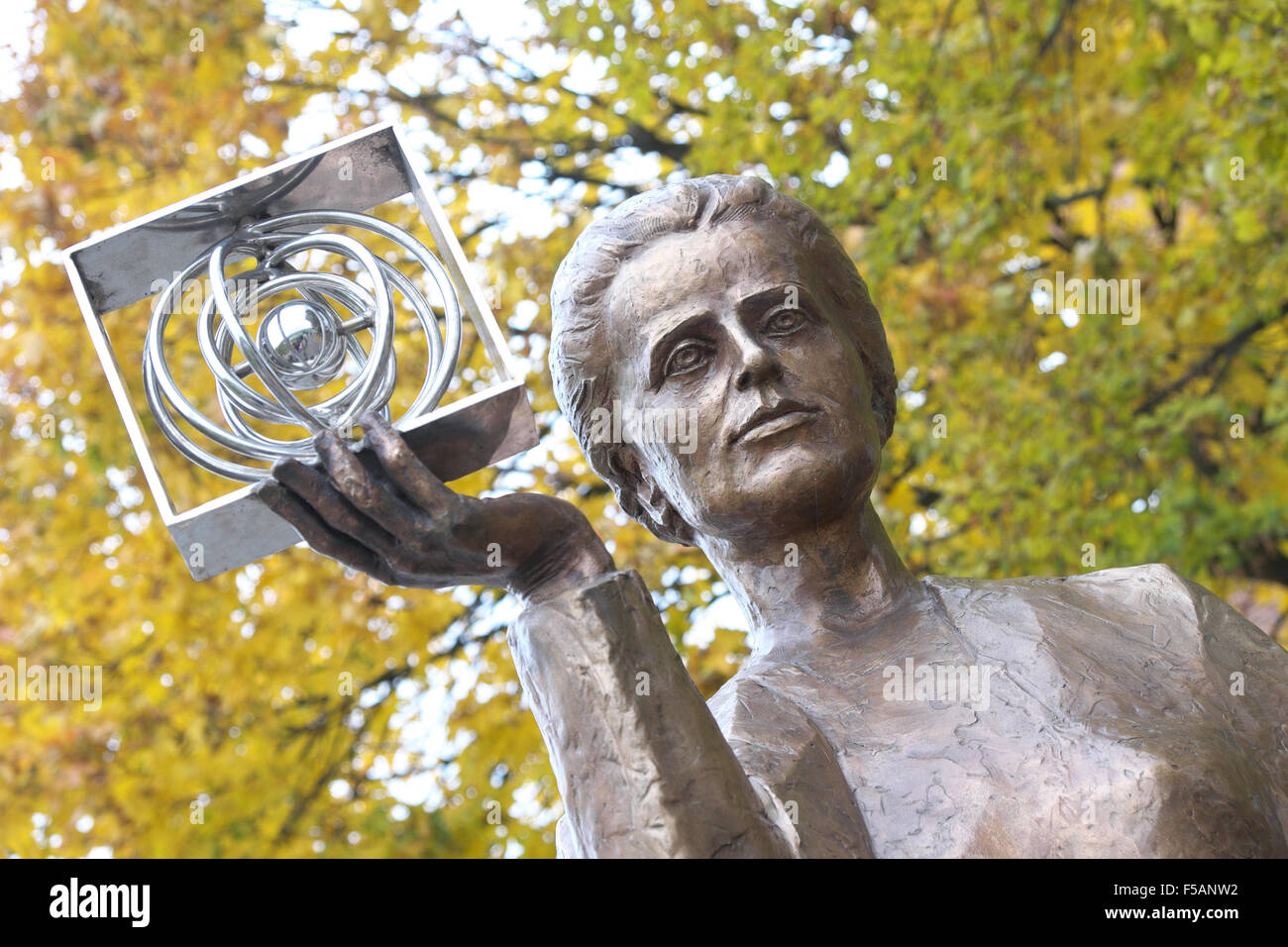 Warschau Polen Statue der polnische Wissenschaftler Marie Sklodowska Curie hält ein Modell eines Atoms Polonium Künstlers Bronislaw Krzysztof Stockfoto