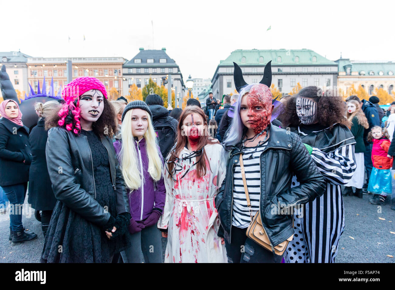 Stockholm, Schweden. 31. Oktober 2015. Menschen besuchen eine Halloween-Parade in Kungstradgarden, Stockholm, Schweden, 31. Oktober 2015. Hunderte von Menschen in Halloween-Kostümen gekleidet besuchte die fünfte Halloween-Parade und ein Wettbewerb für das beste Kostüm-Preis in der Nacht. © Shi Tiansheng/Xinhua/Alamy Live-Nachrichten Stockfoto