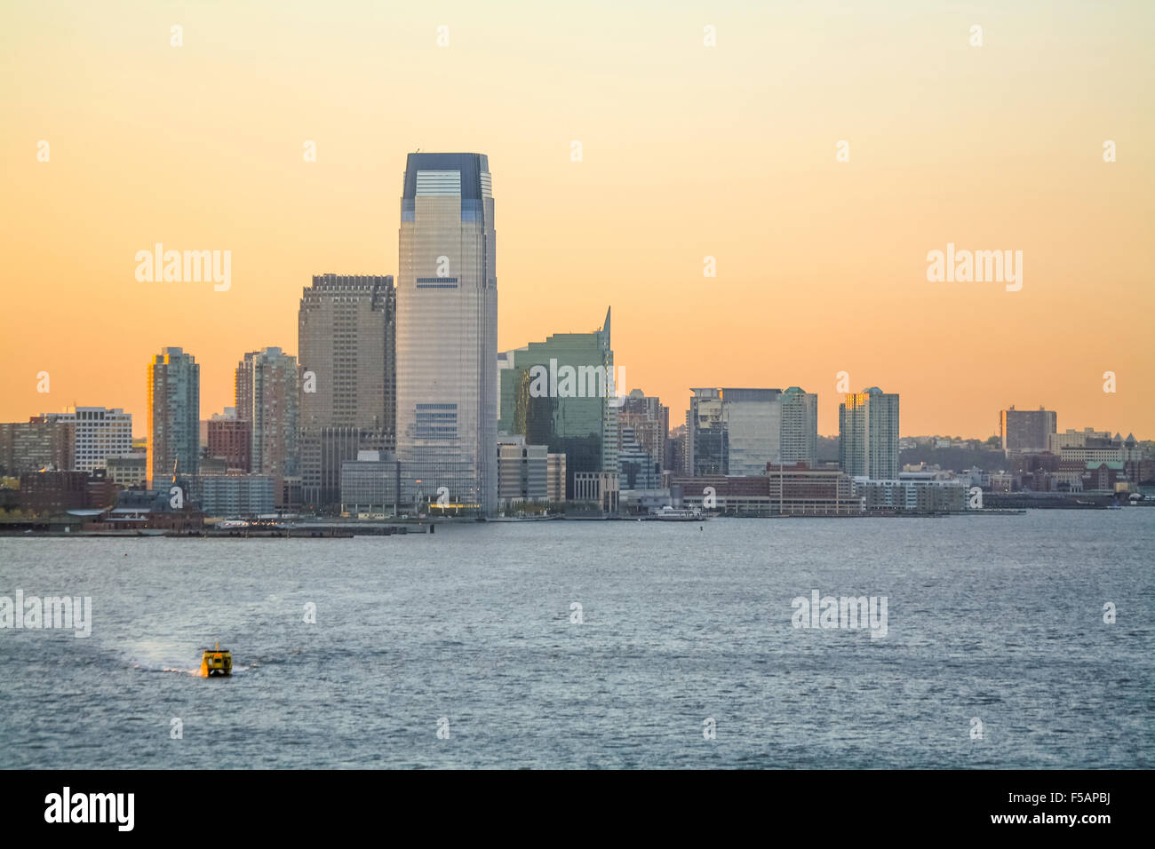 Ein Blick auf 30 Hudson Street in Jersey City mit den Governors Island in der Upper New York Bay bei Sonnenuntergang in New York City, USA. Stockfoto