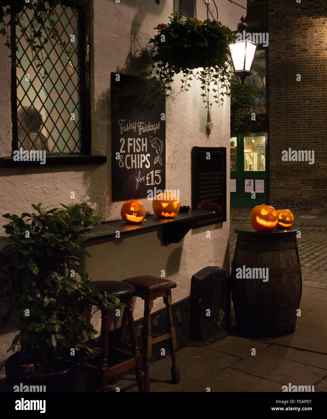 Beleuchtete Halloween Kürbisse außerhalb von einem britischen Pub in London, Großbritannien Stockfoto