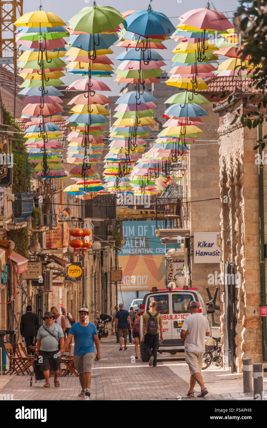 Israel. Menschen und Geschäfte in Regenschirme bedeckten Nachalat Shiv'ah  st. in der Innenstadt von Jerusalem, der Stadt Streetart Projekt  Stockfotografie - Alamy