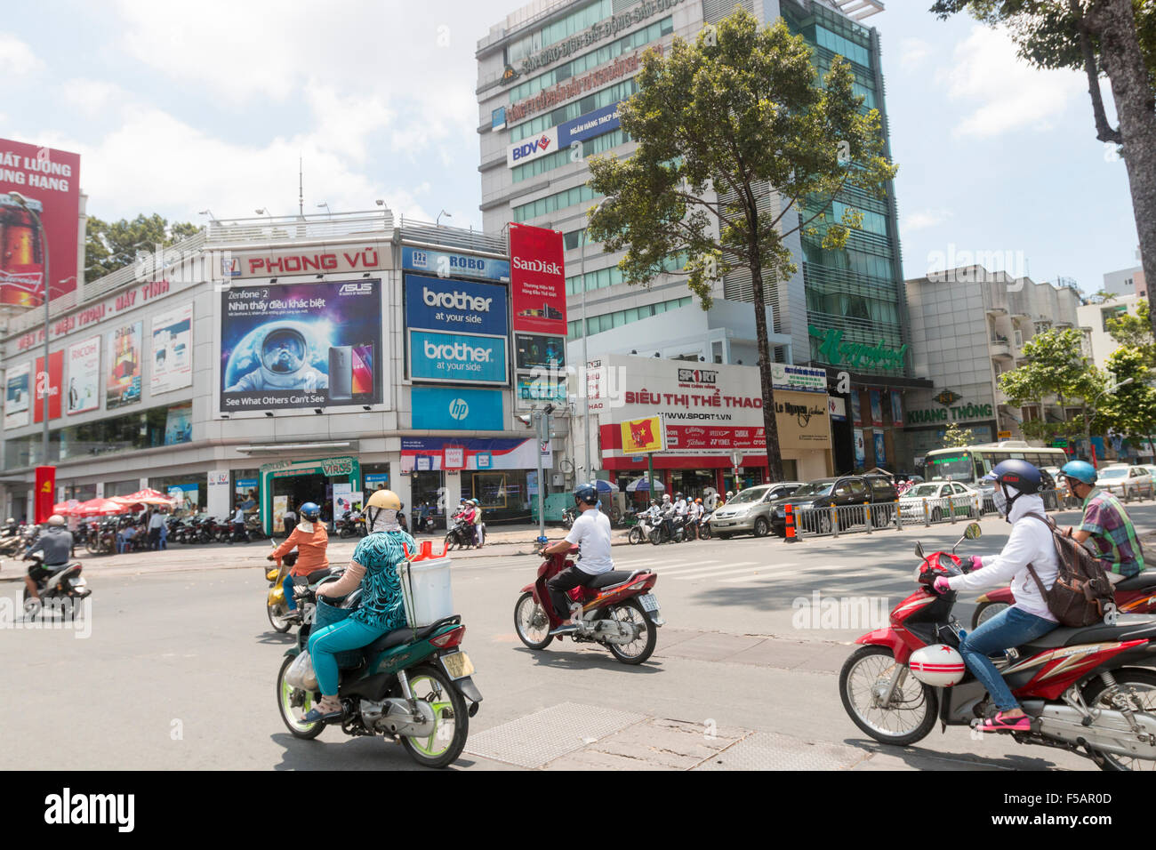 Rollerfahrer Motorrad Reisen in Ho-Chi-Minh-Stadt, ehemals Saigon, Vietnam Stockfoto