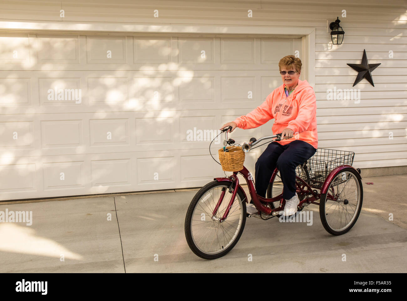 Frau mit dem drei-Rad-Fahrrad. Stockfoto