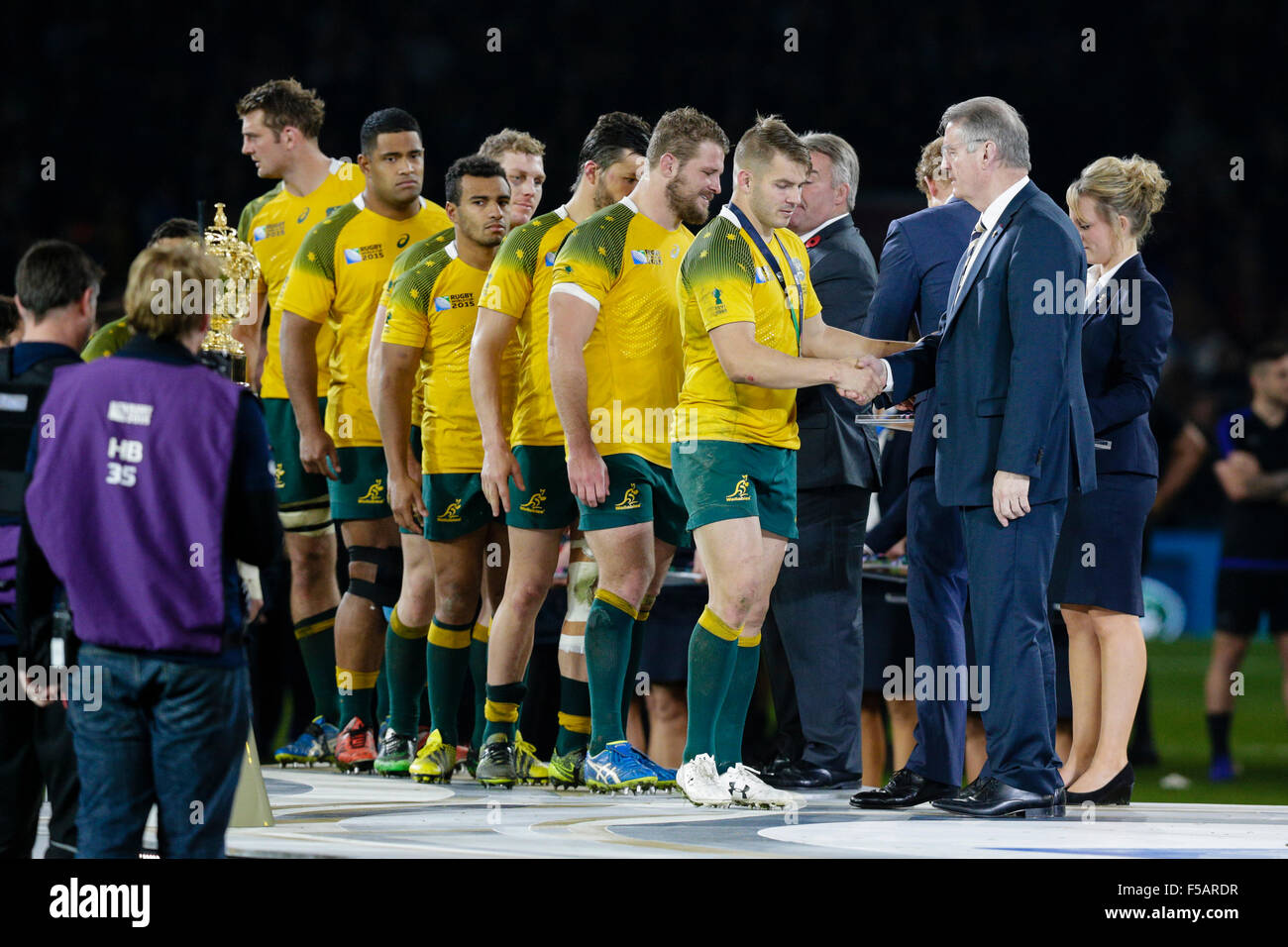 Twickenham, London, UK. 31. Oktober 2015. Rugby World Cup-Finale. Neuseeland gegen Australien. Australische Spieler richten, deren Verlierer Medaillen sammeln © Action Plus Sport/Alamy Live News Stockfoto