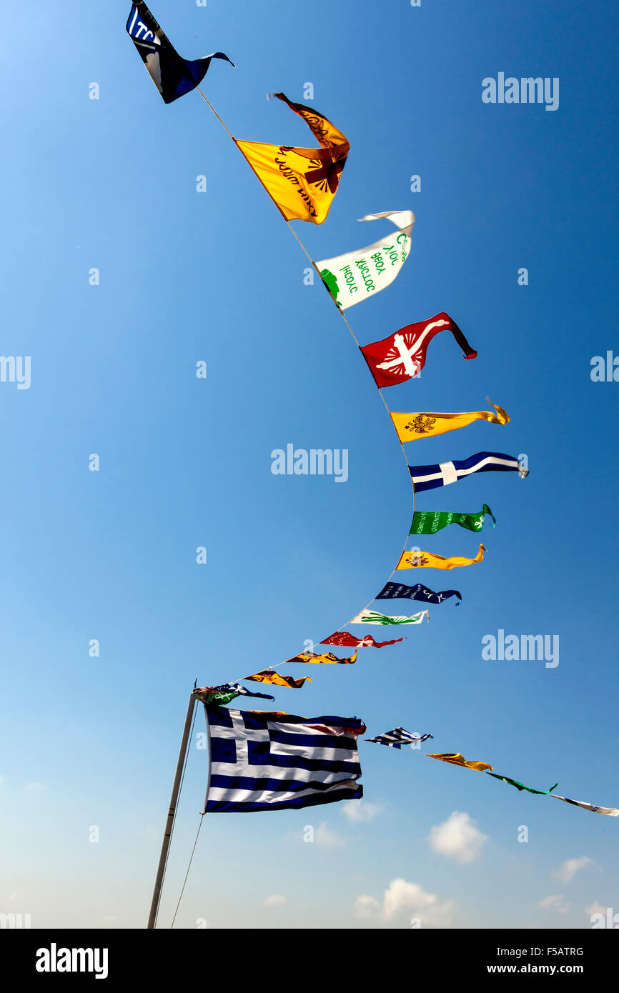 Griechische Flagge und festliche, als Dekoration einer lokalen griechisch-orthodoxen religiösen Feier, auf der Insel Limnos, Griechenland. Stockfoto