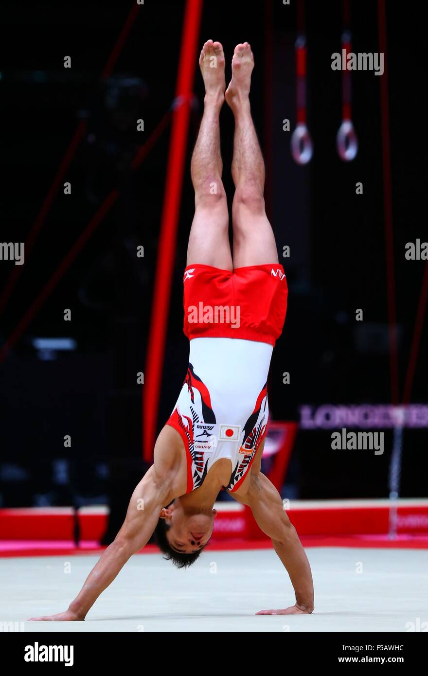 Glasgow, Großbritannien. 31. Oktober 2015. Kenzo Shirai Japans konkurriert, während die Männer Bodenturnen final bei der 46. Künstlerische Gymnastik-Weltmeisterschaften in Glasgow, Schottland, Großbritannien, 31. Oktober 2015. Kenzo Shirai gewann die Goldmedaille mit einer Punktzahl von 16,233 Punkten. © Gong Bing/Xinhua/Alamy Live-Nachrichten Stockfoto