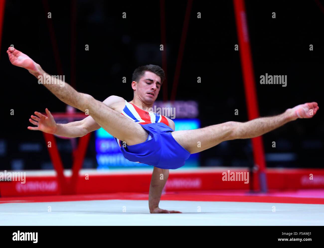 Glasgow, Großbritannien. 31. Oktober 2015. Max Whitlock Großbritanniens konkurriert, während die Männer Bodenturnen final bei der 46. Künstlerische Gymnastik-Weltmeisterschaften in Glasgow, Schottland, Großbritannien, 31. Oktober 2015. Max Whitlock gewann die Silbermedaille mit einer Punktzahl von 15,566 Punkten. © Gong Bing/Xinhua/Alamy Live-Nachrichten Stockfoto